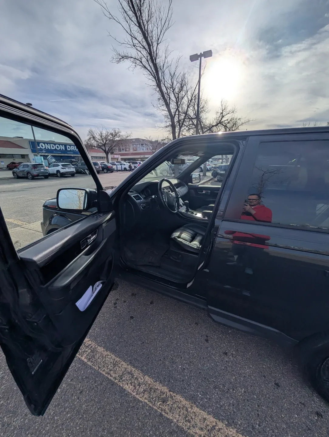 Black Range Rover Sport SUV image indicator(9)