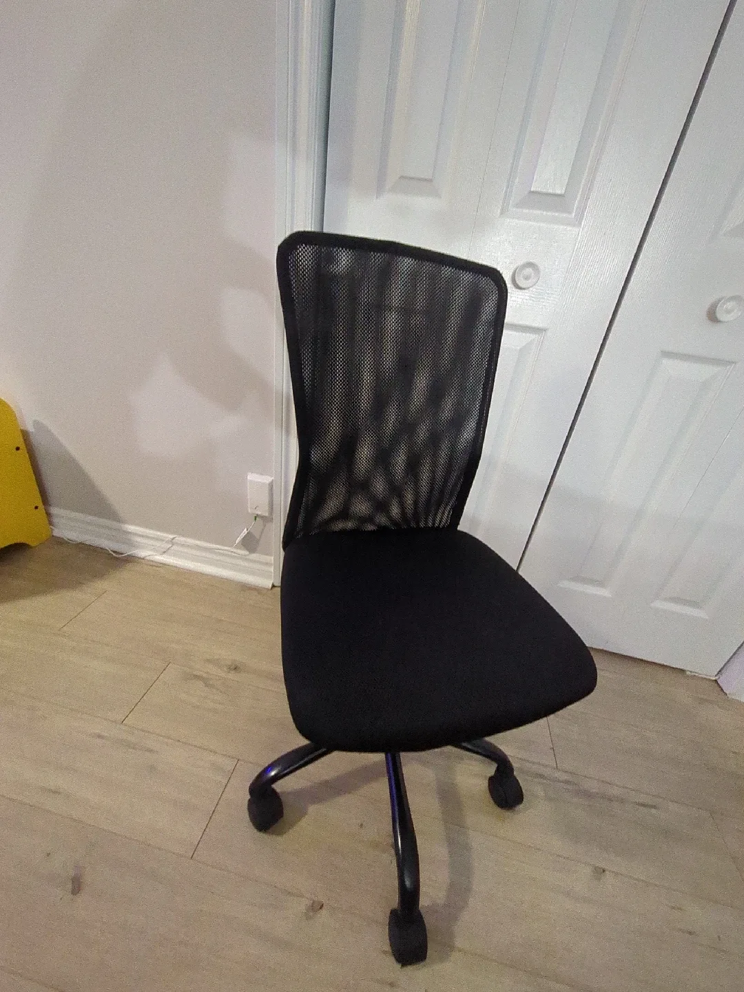 Black Mesh Office Chair thumbnail