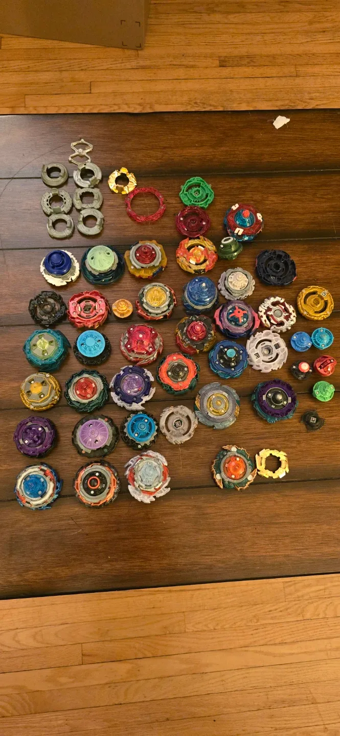 Beyblades Lot image indicator(4)