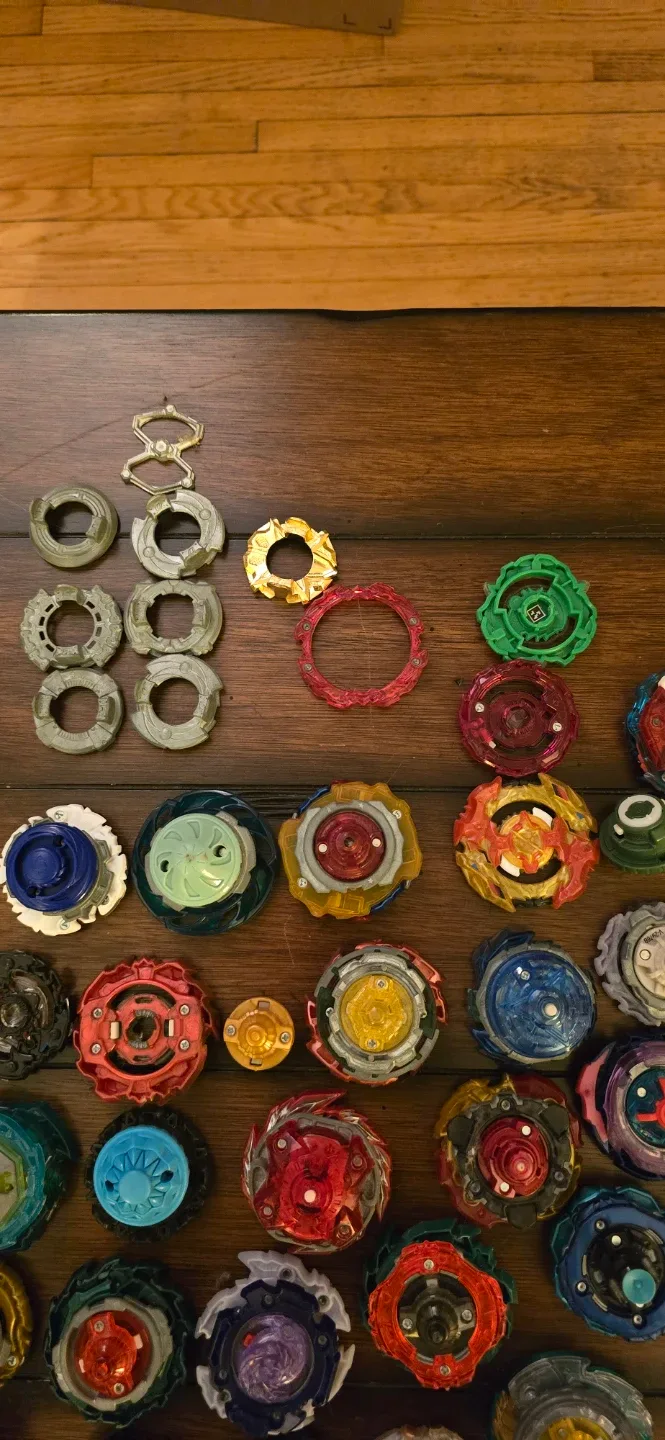 Beyblades Lot image indicator(7)