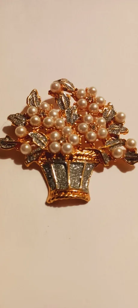 Beautiful Flower Basket Brooch image indicator(3)