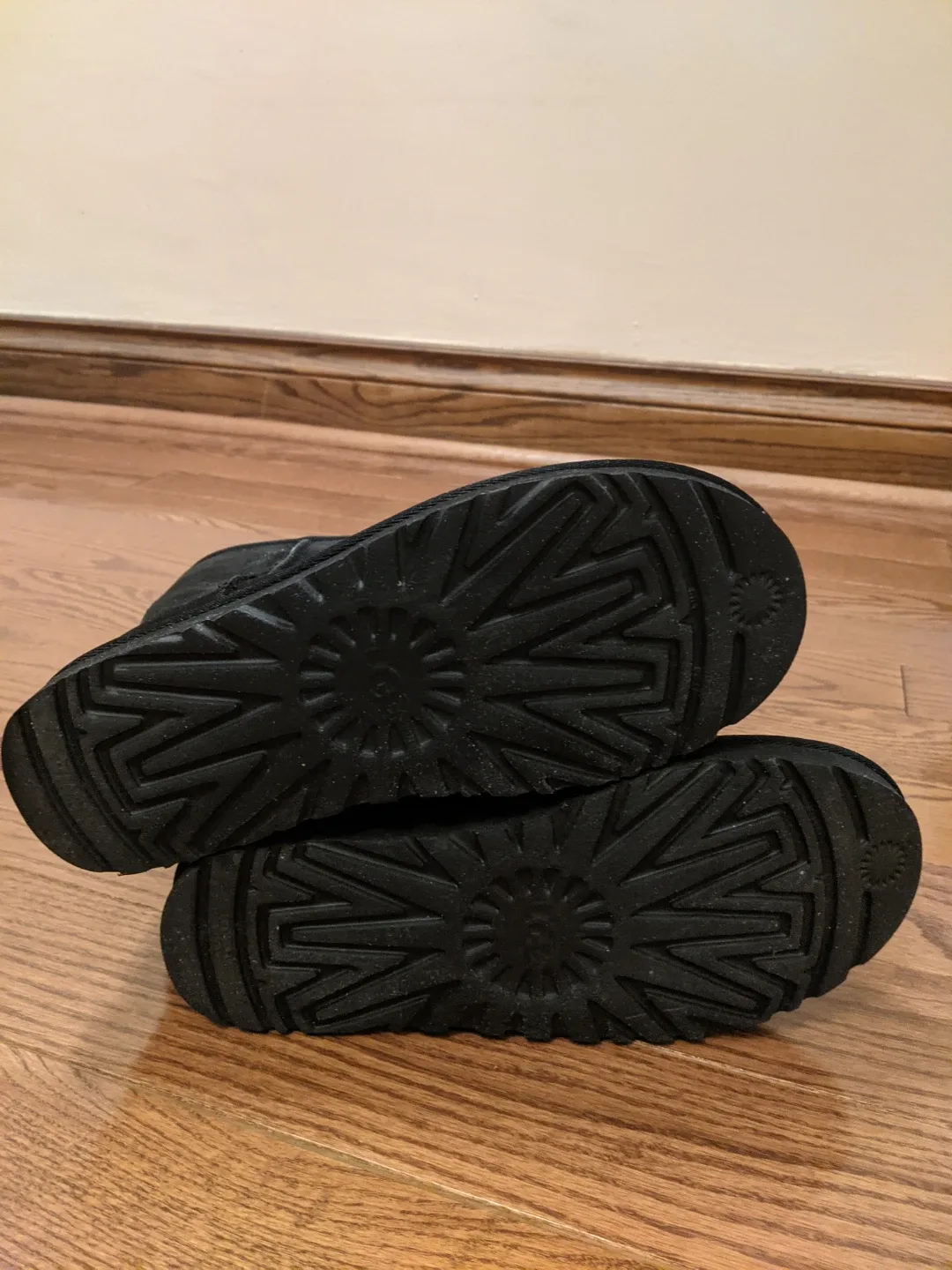 UGG W Classic Short II Black Boots - Size 7 image indicator(7)