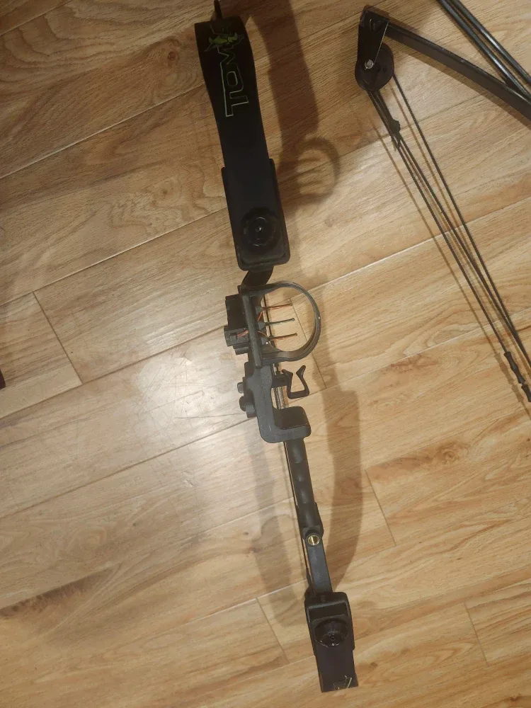 Barnett Lil Banshee & Tomcat Compound Bows image indicator(4)