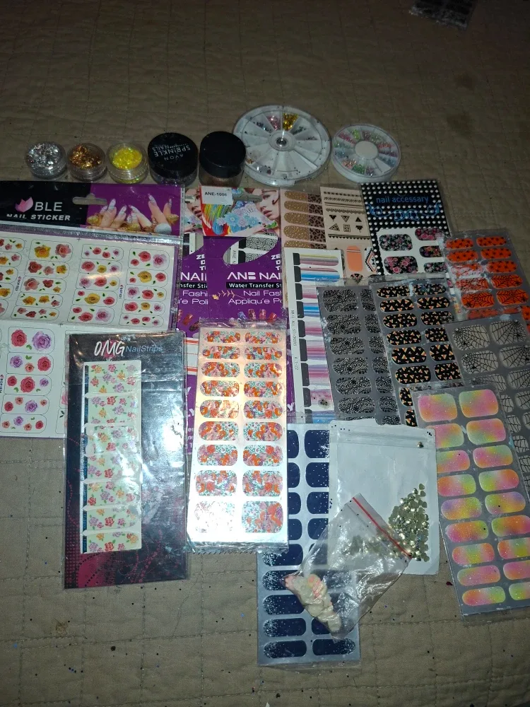 Makeup Lot: Nail Art, Eyeshadow, Hair Cream image indicator(4)