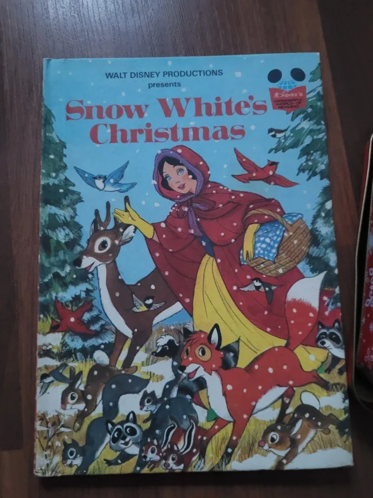 Snow White's Christmas Book & Figurine Set image indicator(3)