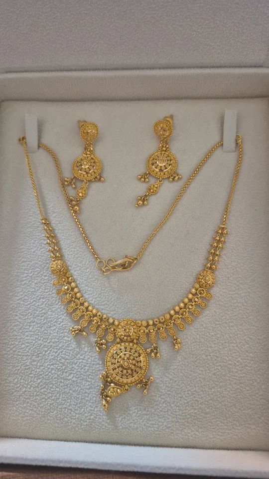 916 22k Gold Necklace and Earring Set image indicator(2)