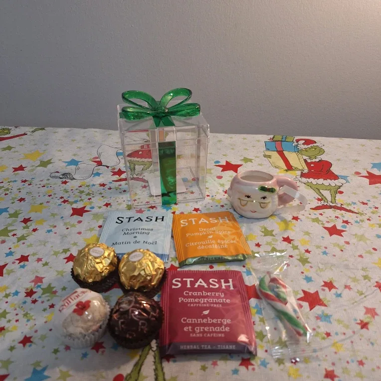 Festive Holiday Gift Set! image indicator(7)