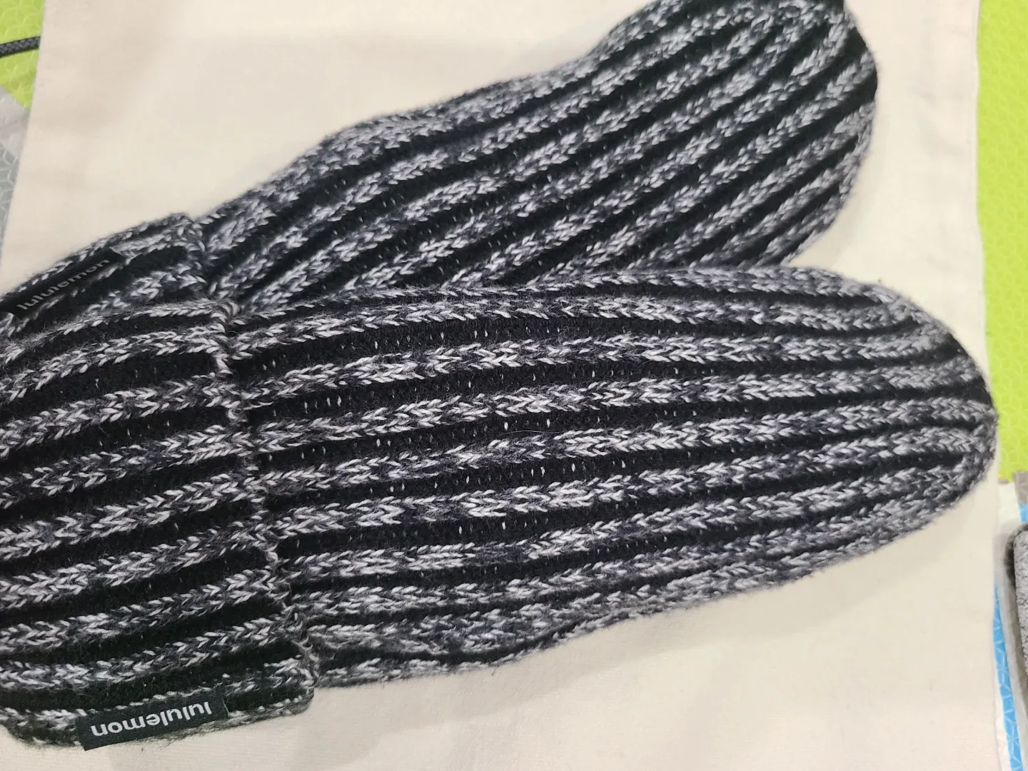 Lululemon Mittens M/G Black/Grey image indicator(2)