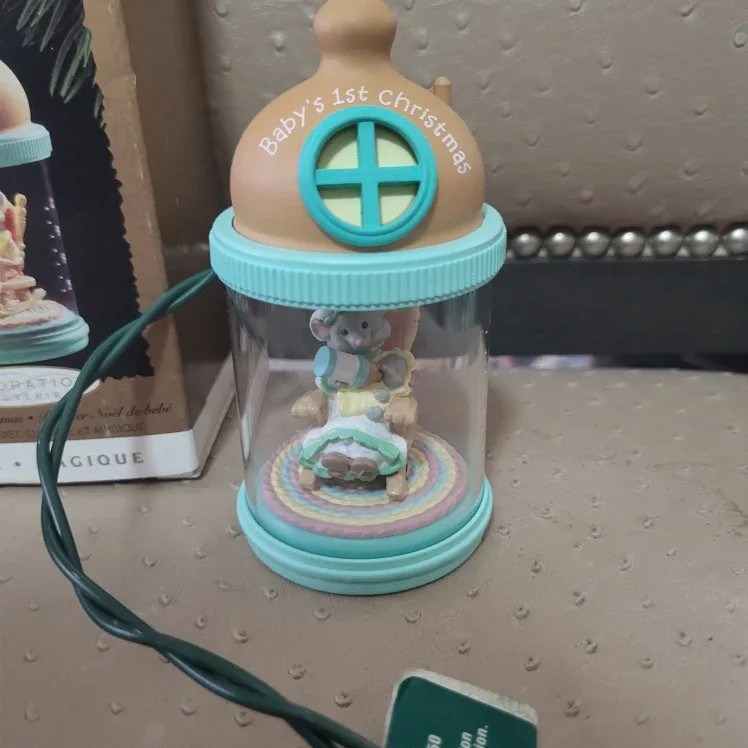 Keepsake Baby's 1st Christmas Ornament 1995 image indicator(2)