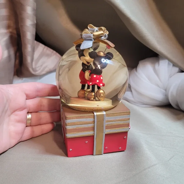 Mickey & Minnie Mouse 2008 Exclusive Solid Globe Disney Store image indicator(7)