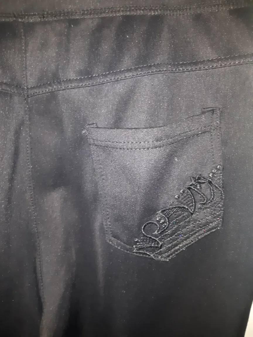 Model France Black Pants image indicator(4)