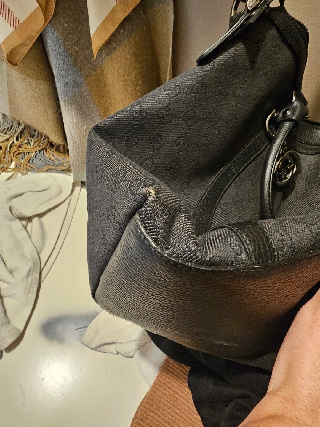 Authentic Gucci Black Handbag image indicator(3)