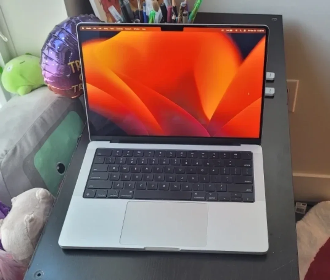 Macbook Pro (14" screen) M3