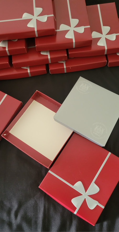 Red Gift Boxes with Silver Ribbon design - photo 3