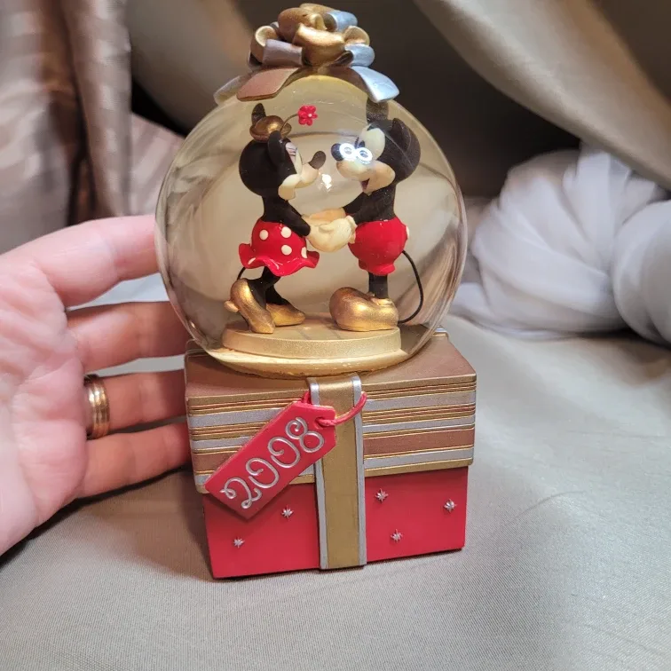Mickey & Minnie Mouse 2008 Exclusive Solid Globe Disney Store image indicator(8)