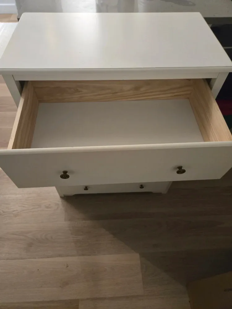 Naewe 28" White 4-Drawer Dresser image indicator(2)