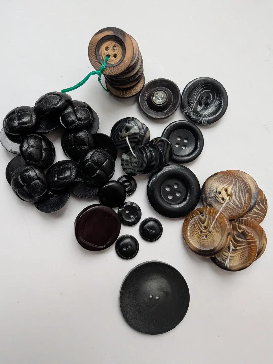 Mixed Lot of vintage Buttons: Black & Brown thumbnail