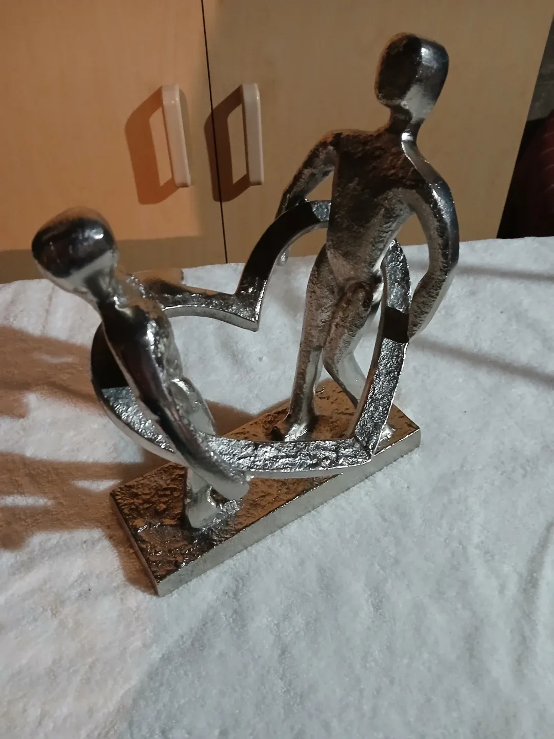 Metal Sculpture - People Holding Heart image indicator(2)