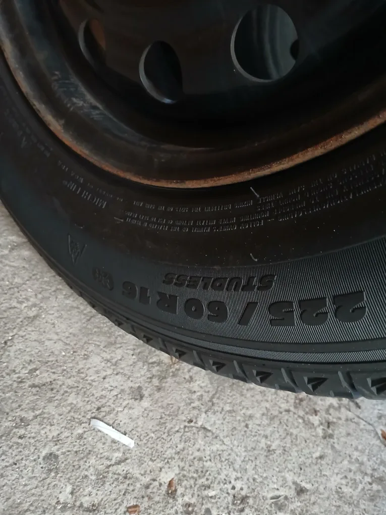 Set of 4 Michelin Winter Tire 225/60R16 with Rims image indicator(8)