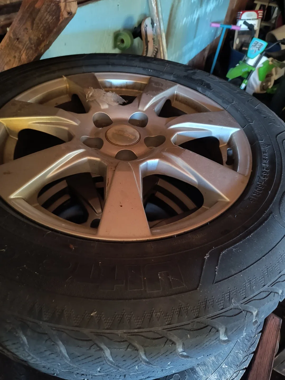 Set of 4 Tires 265/60R18 with rims image indicator(3)