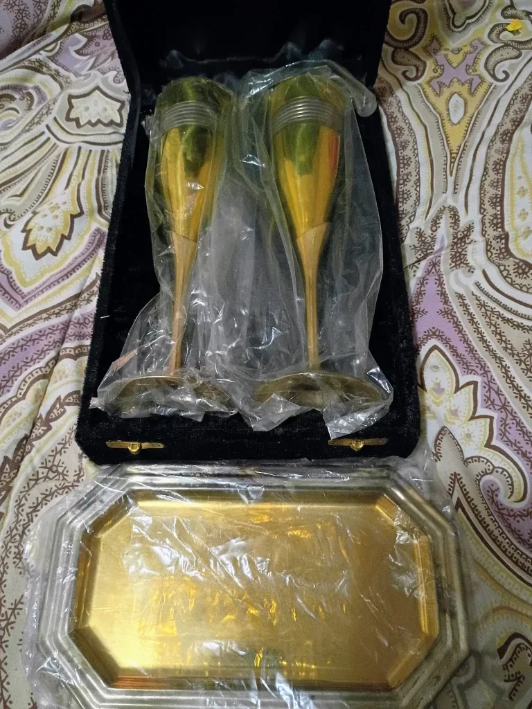 Gold Champagne Flutes with Case image indicator(2)