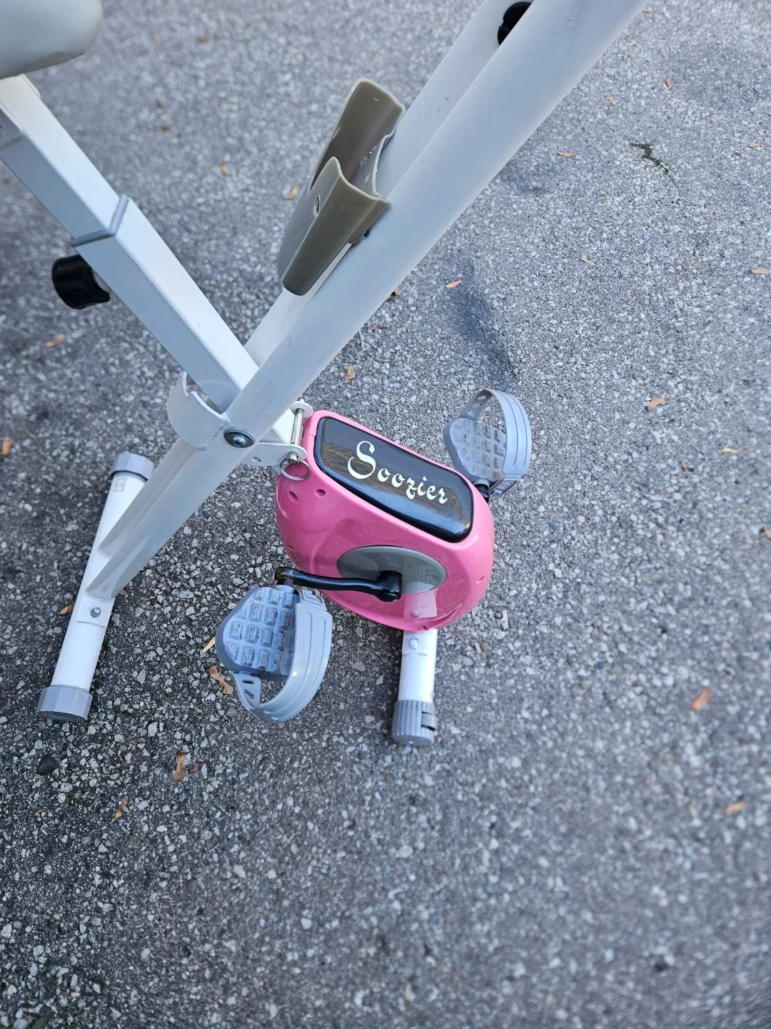 Soozier Exercise Bike - Pink & White image indicator(4)