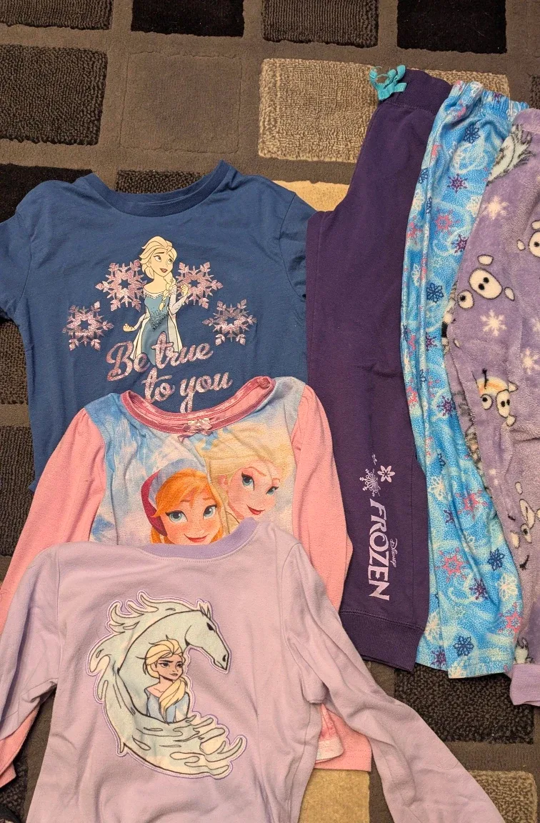 Frozen themed clothes - size 6-7 image indicator(2)