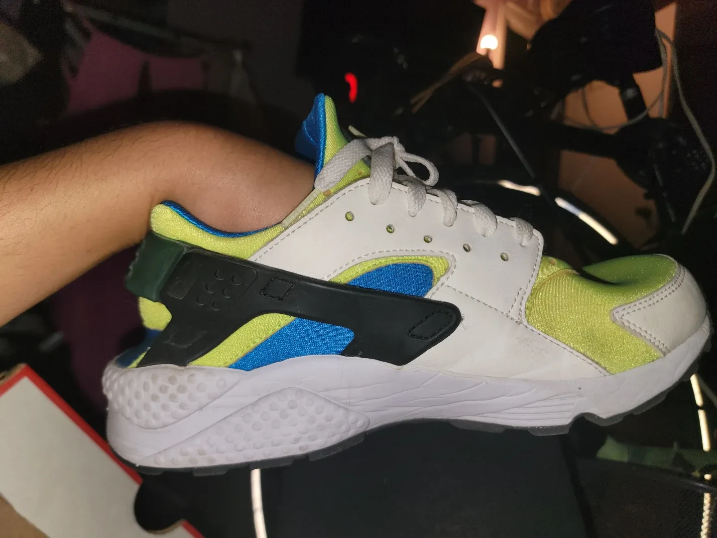 Nike Air Huarache Volt 2018 Size 9.5 image indicator(5)