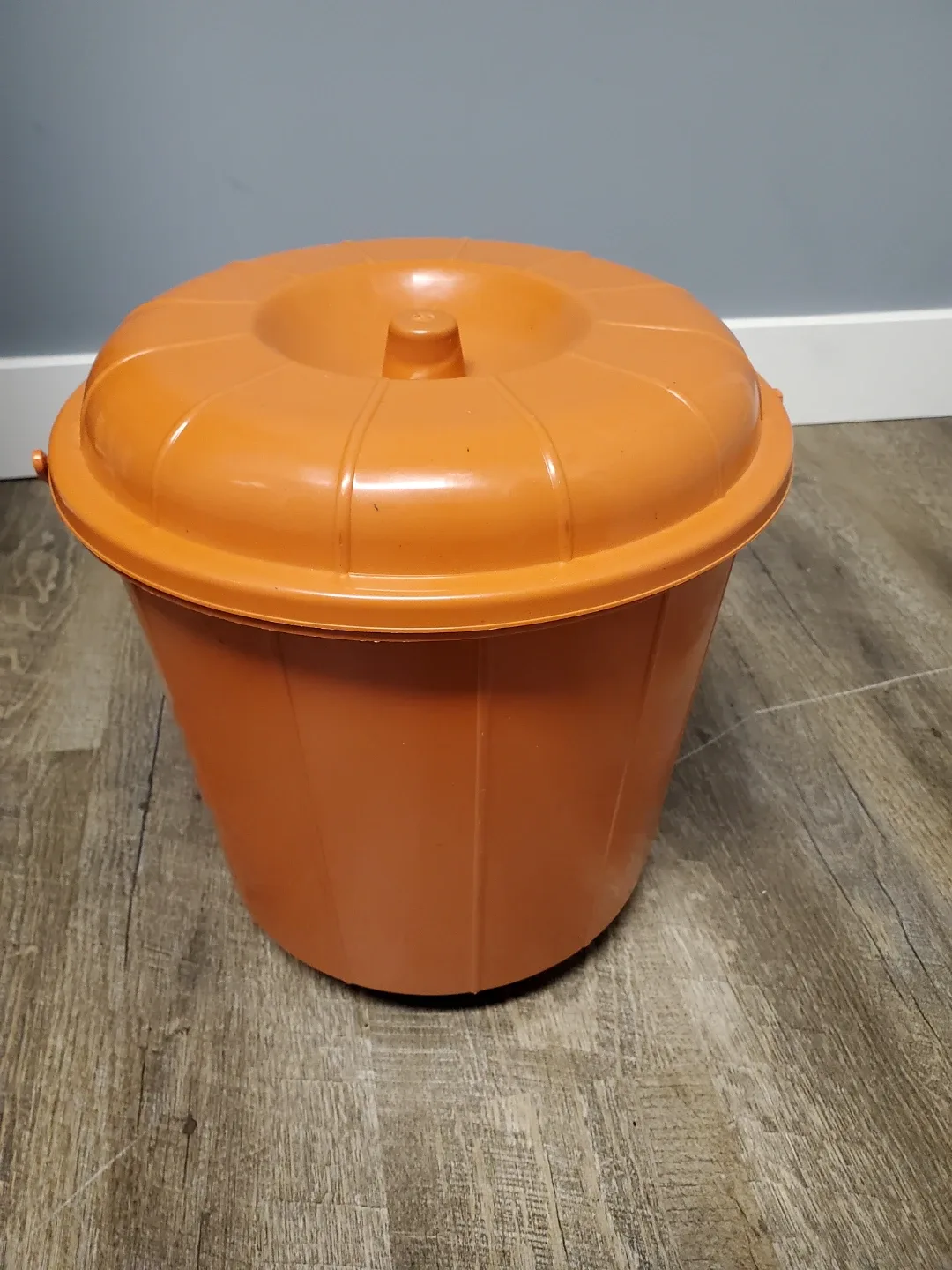 Orange Plastic Bucket with Lid image indicator(2)