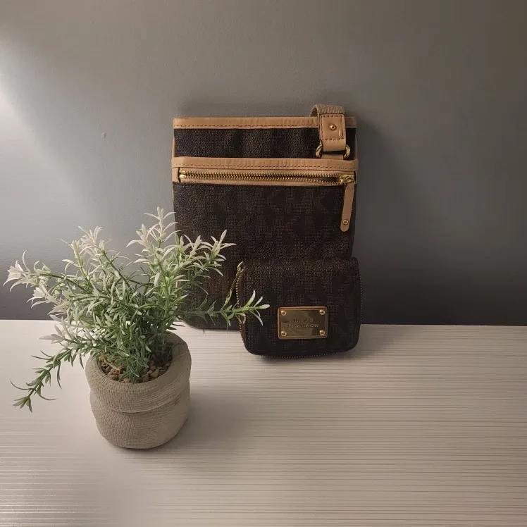 Pristine! Michael Kors Crossbody & Wallet - Quick Pickup!🚀 image indicator(2)