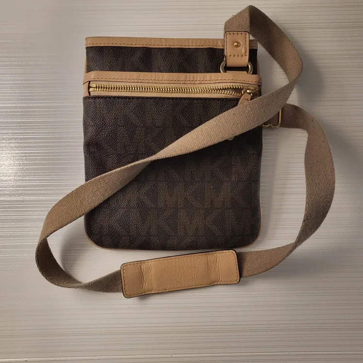 Pristine! Michael Kors Crossbody & Wallet - Quick Pickup!🚀 image indicator(4)