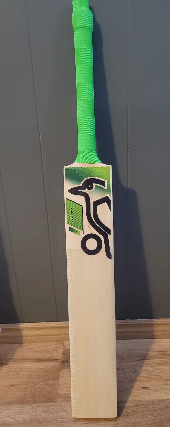 Kookaburra Kahuna Grade 1 English Willow Cricket Bat image indicator(3)