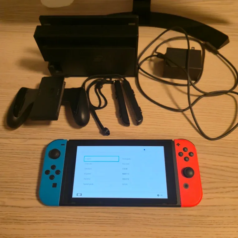 Nintendo Switch V2. Great condition, original accessories.