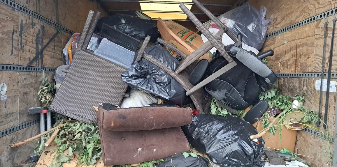 Affordable junk removal fast service image indicator(6)