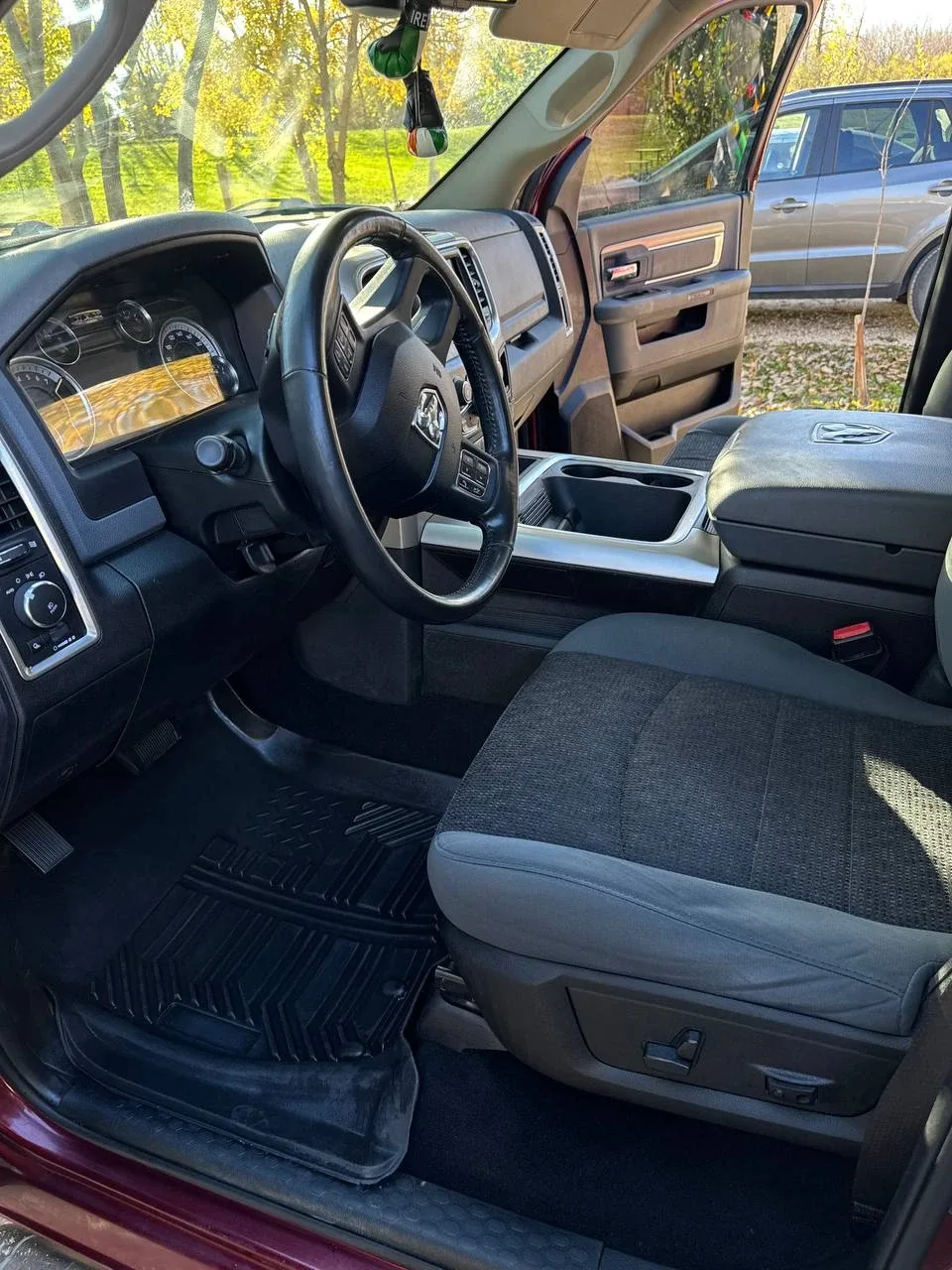 Interior / exterior detailing services image indicator(7)