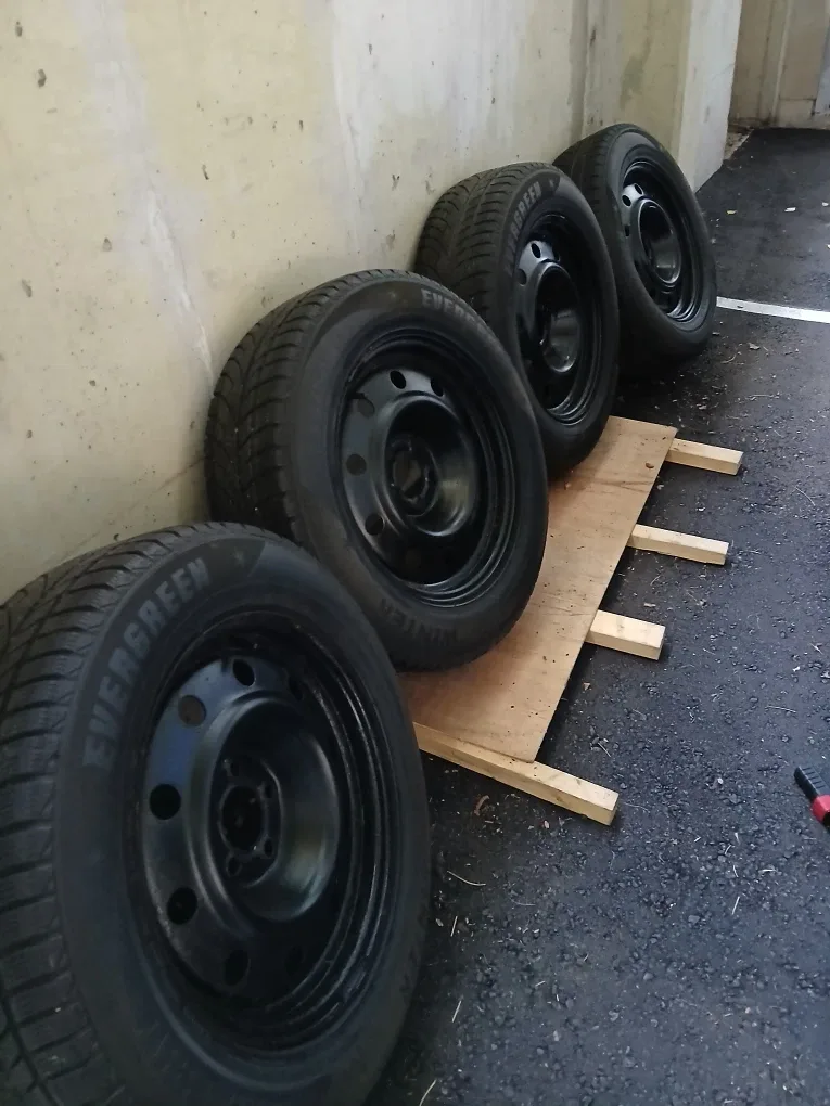 Evergreen Winter Radial Tires - 225/55R17 image indicator(3)