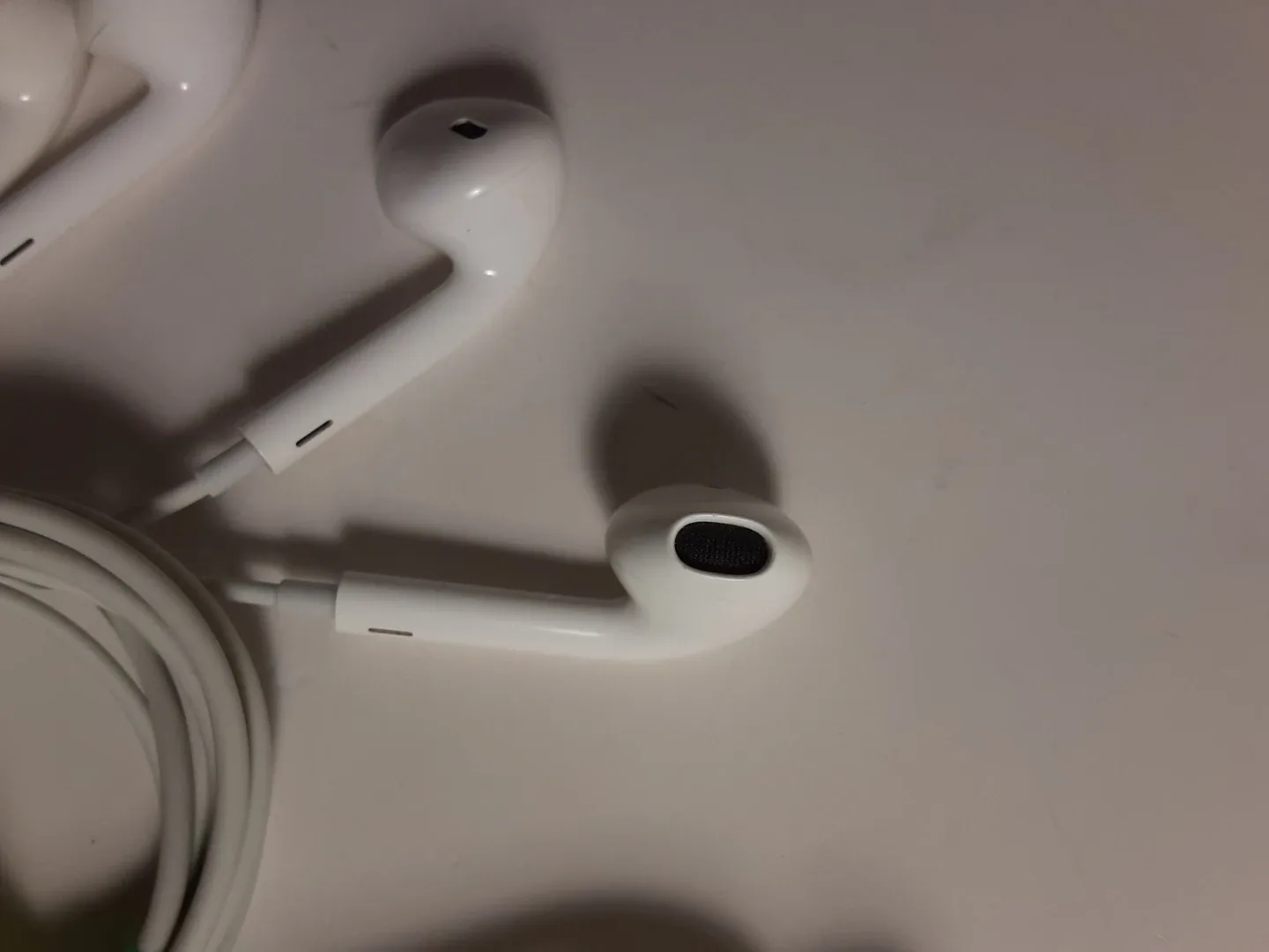White Apple EarPods With Lightning Connector | x3 image indicator(3)