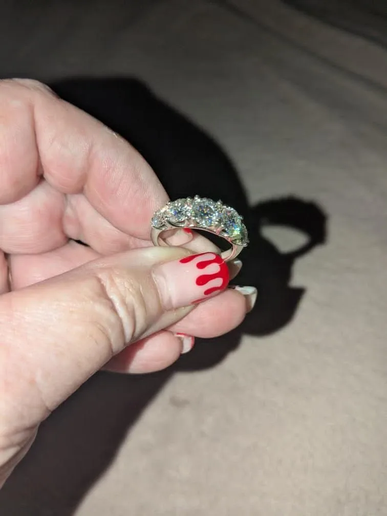 VVS 2 Moissanite ring