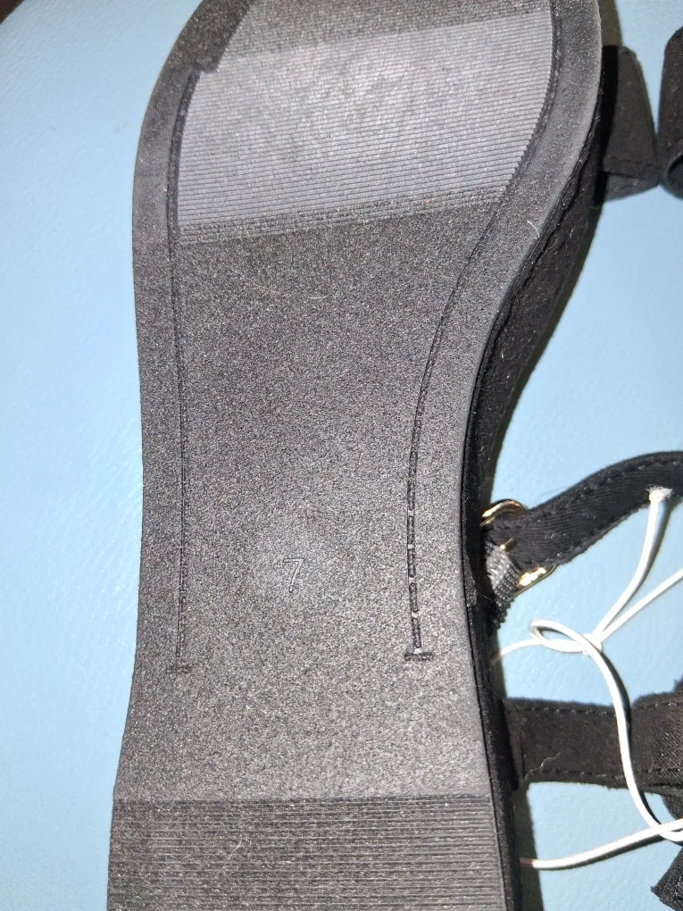 New Old Navy Black Sandals - Size 7 image indicator(5)