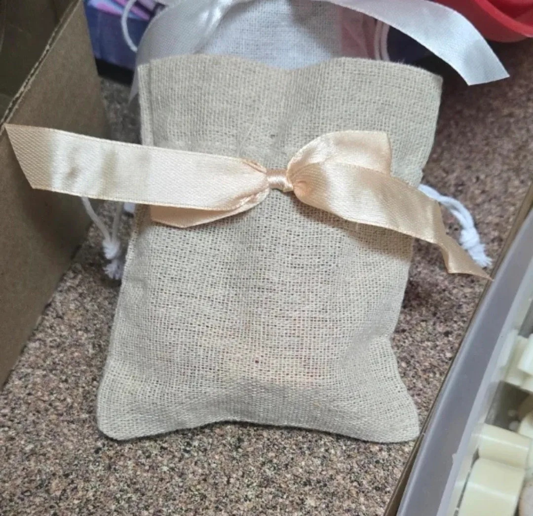 Handmade Wax Melts in Burlap Bag image indicator(2)