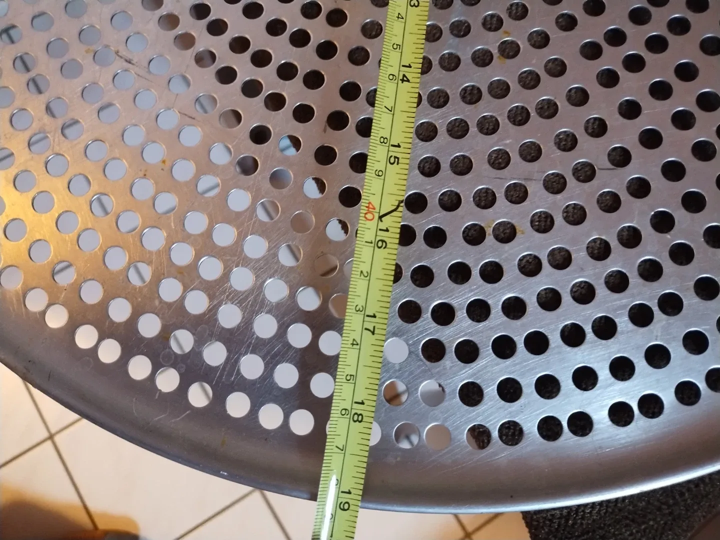 🥕Metal Mesh Round Pizza Tray 18 inches image indicator(3)