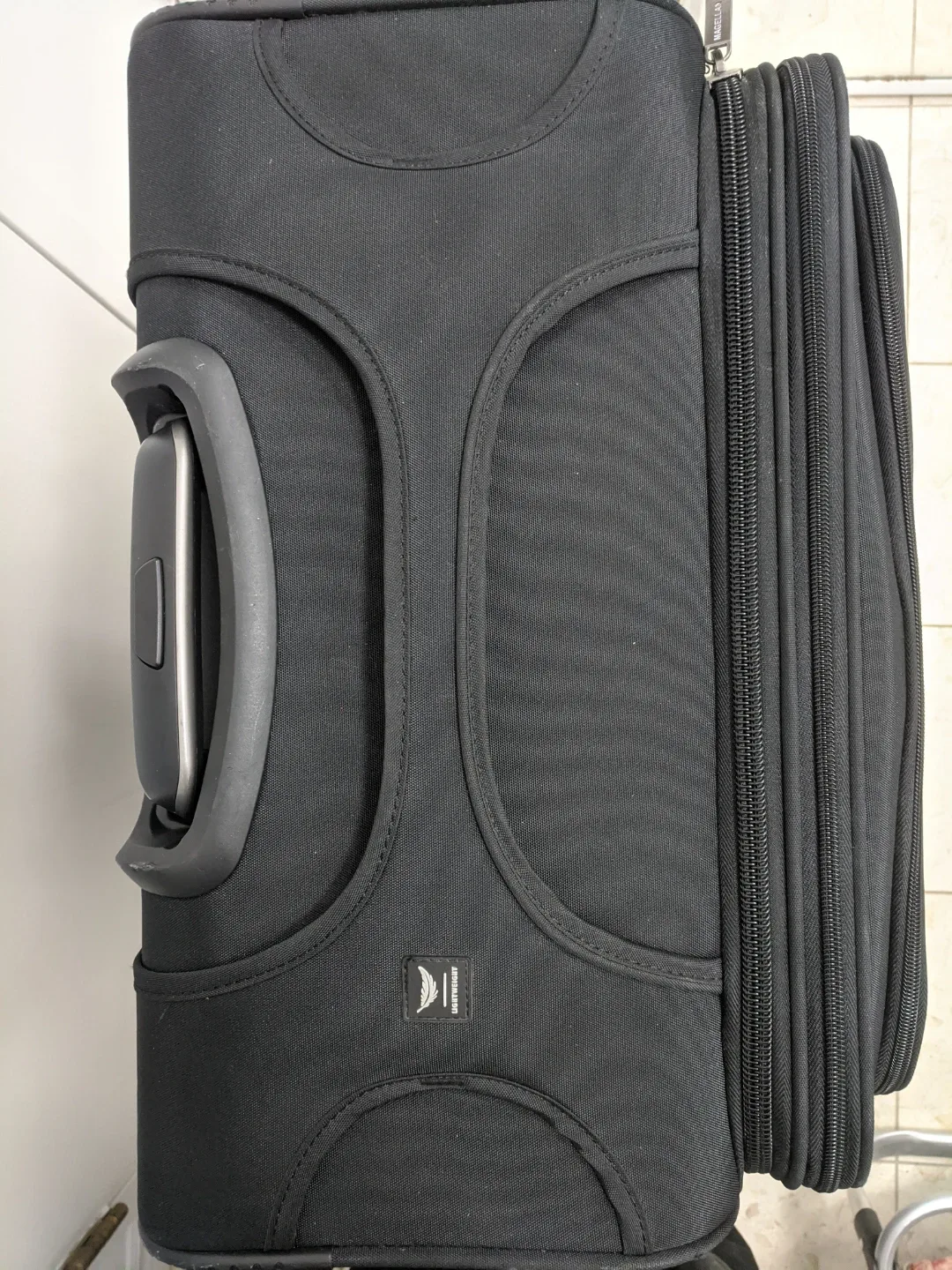 Magellan Black Rolling Suitcase image indicator(3)