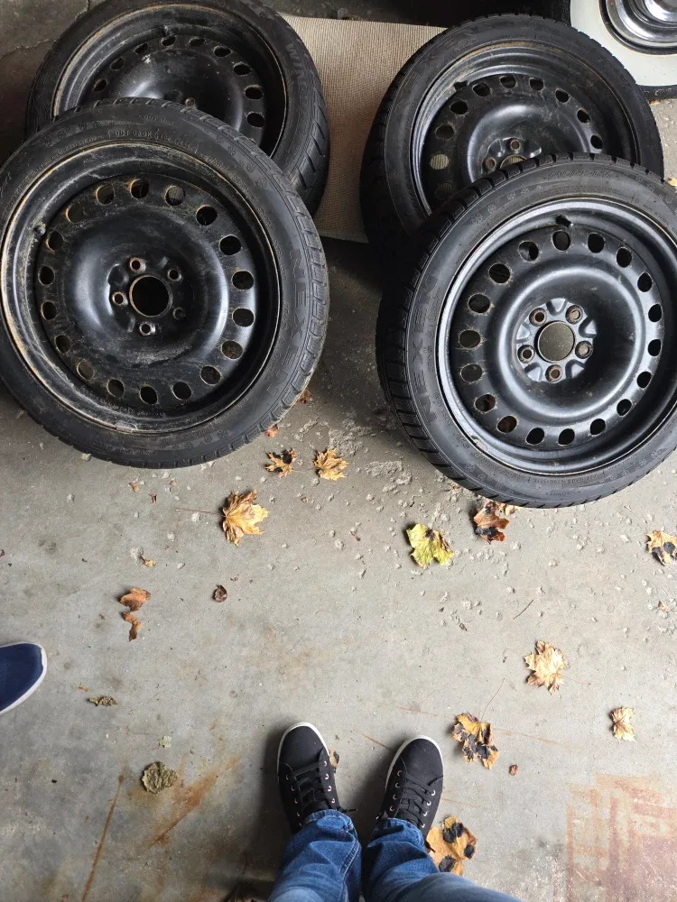 Set of 4 Winter Tires 215/45R17 image indicator(2)