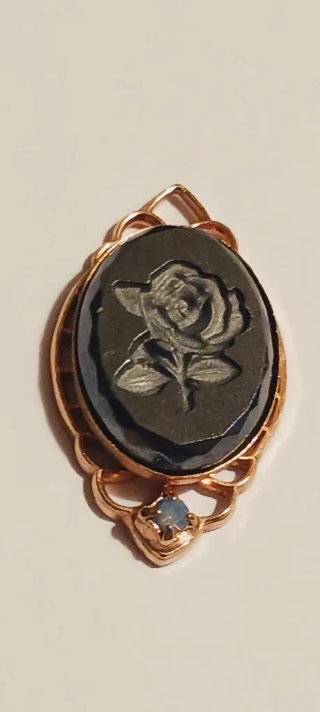 Gorgeous Vintage Carved Rose Cameo Pendant thumbnail