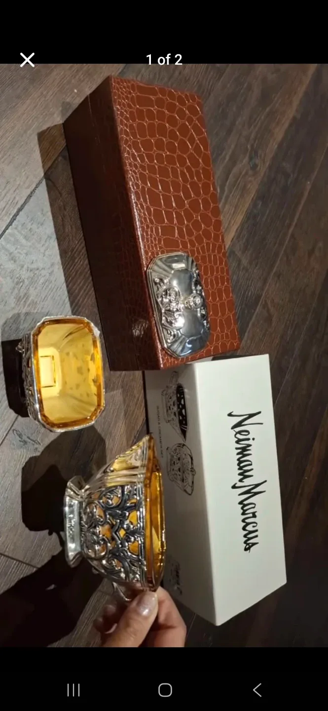 Neiman Marcus Creamer and Sugar set image indicator(2)