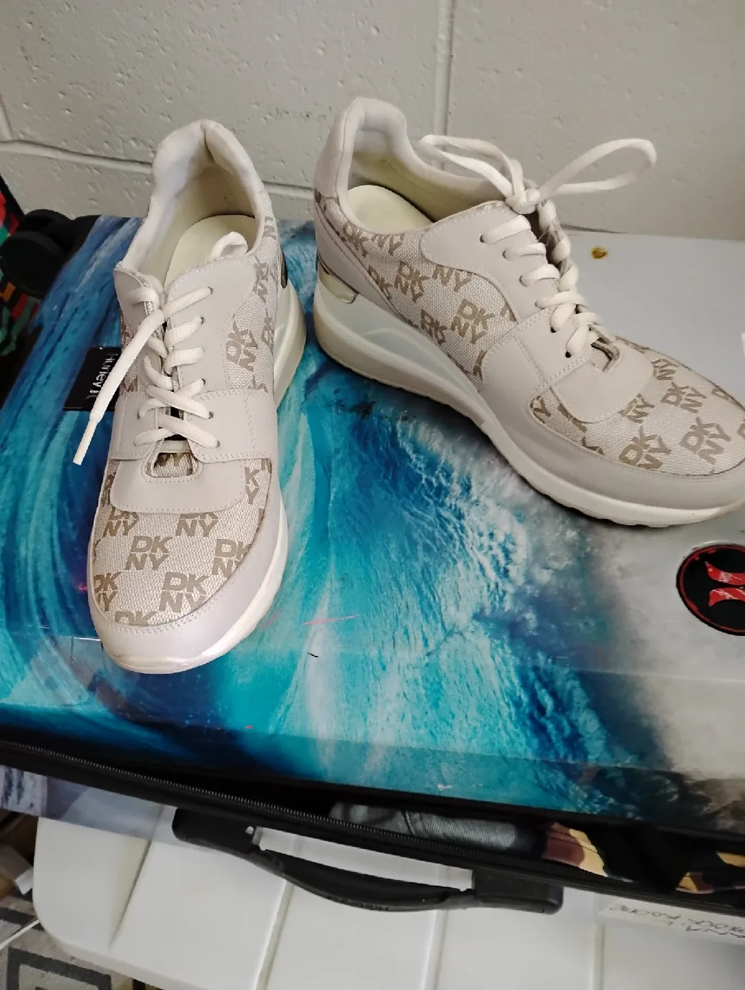 DKNY SIZE 11 SHOES image indicator(2)