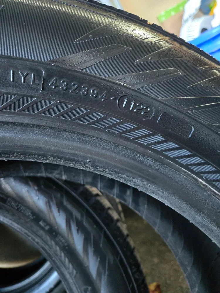 Nokian Tyres Hakkapeliitta R5 SUV WINTER Tires 225/60R18 image indicator(4)