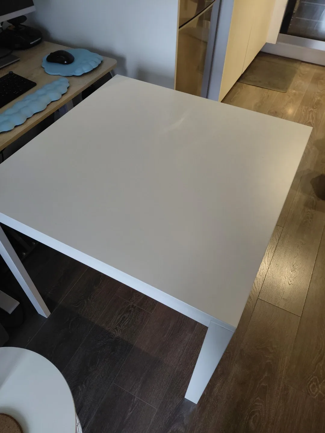 White Square Table image indicator(3)