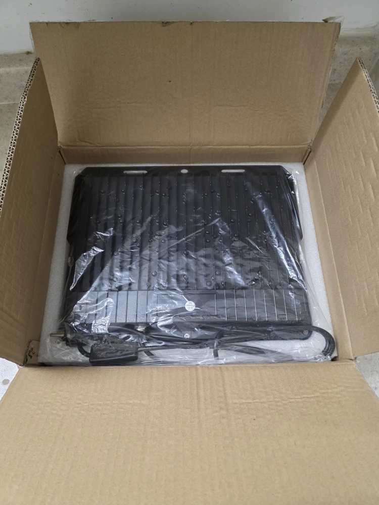 YAHEY 300W IP67 LED Flood Light - New in Box! - photo 3