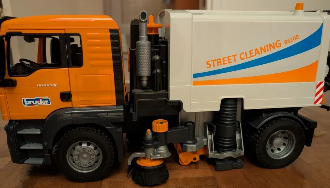 Bruder Street Sweeper Truck image indicator(3)